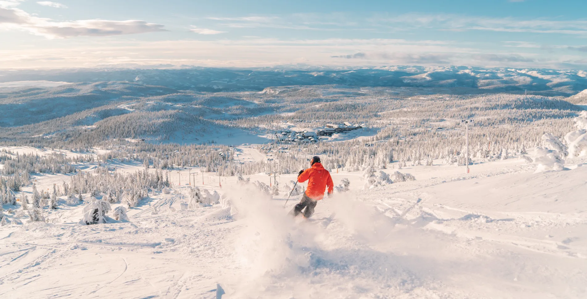 Skikjører i puddersnø med utsikt over Norefjell