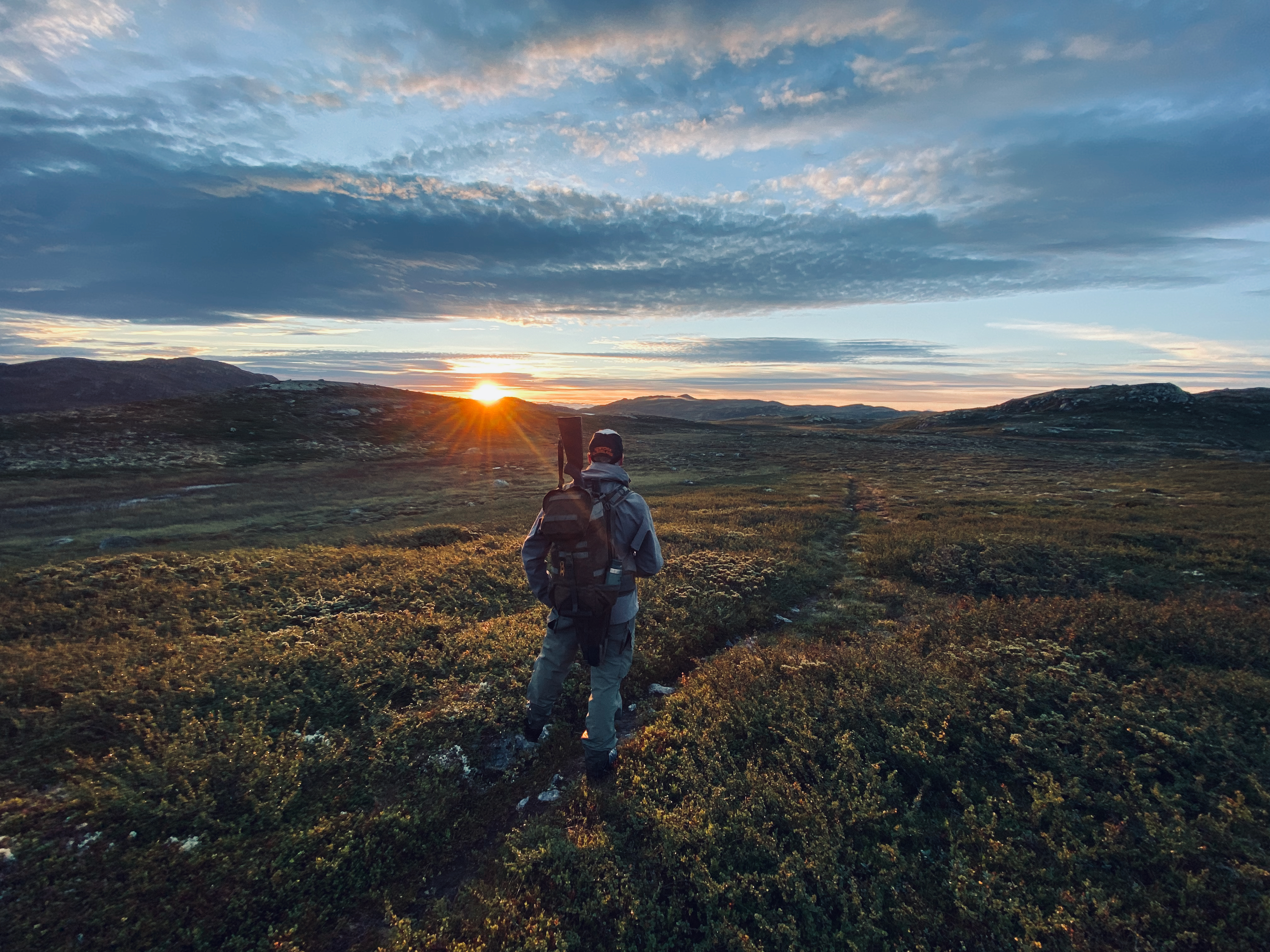 Jeger i fjellterreng